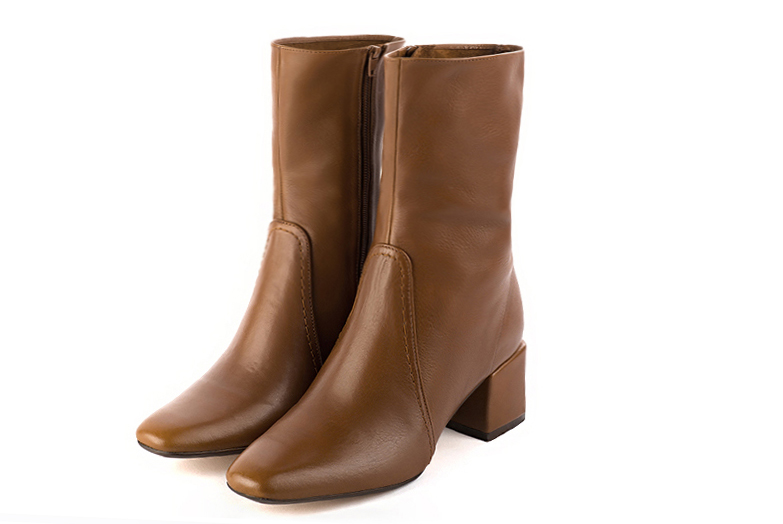 Caramel brown women's ankle boots with a zip on the inside. Square toe. Medium block heels. Front view - Florence KOOIJMAN